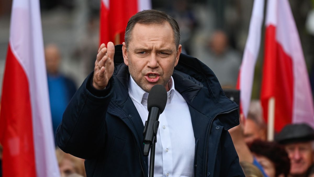 Українці у Польщі більше не отримуватимуть спеціальної допомоги — Кароль Навроцький