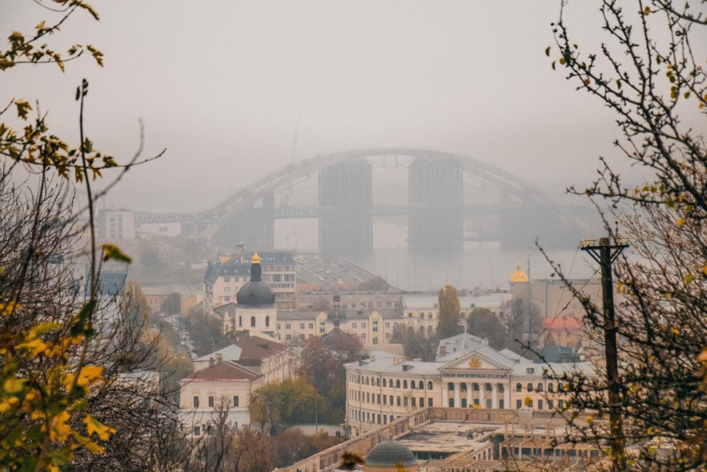 Сьогодні в Україні очікується хмарна погода та ожеледиця: прогноз синоптиків