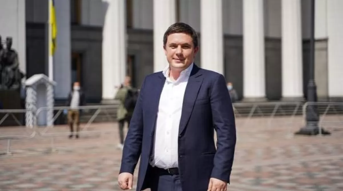 Депутат «Слуги Народу» фактично зник із Ради, але отримує держзарплату